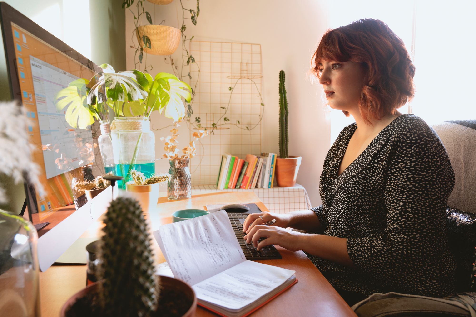 Profissional adulta conciliando trabalho e estudo online em casa