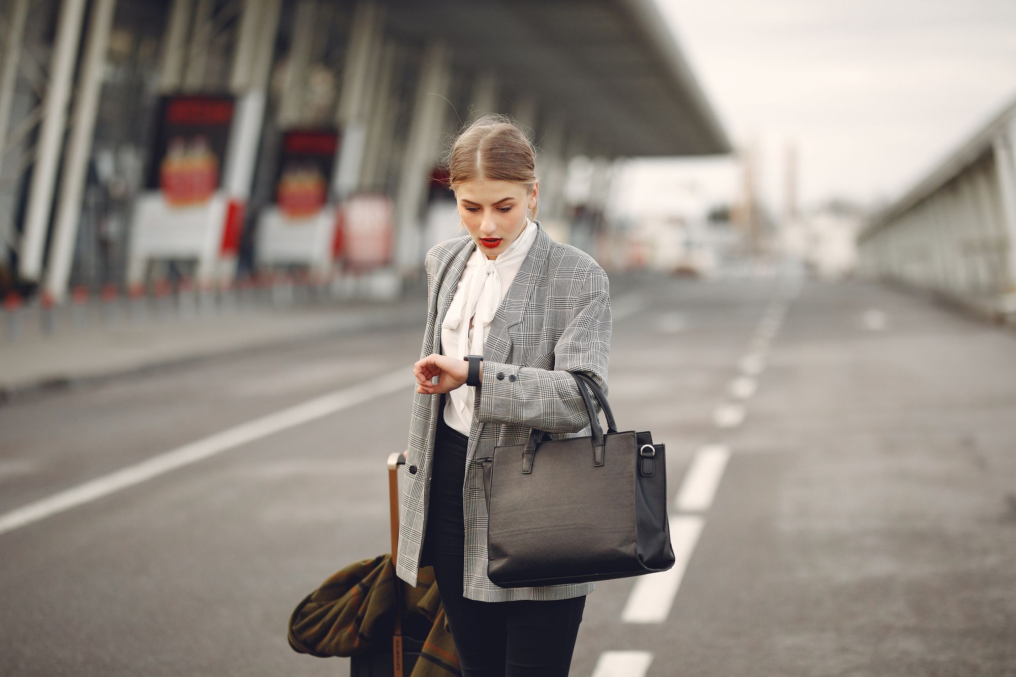 Profissional adulta em deslocamento para uma viagem de trabalho
